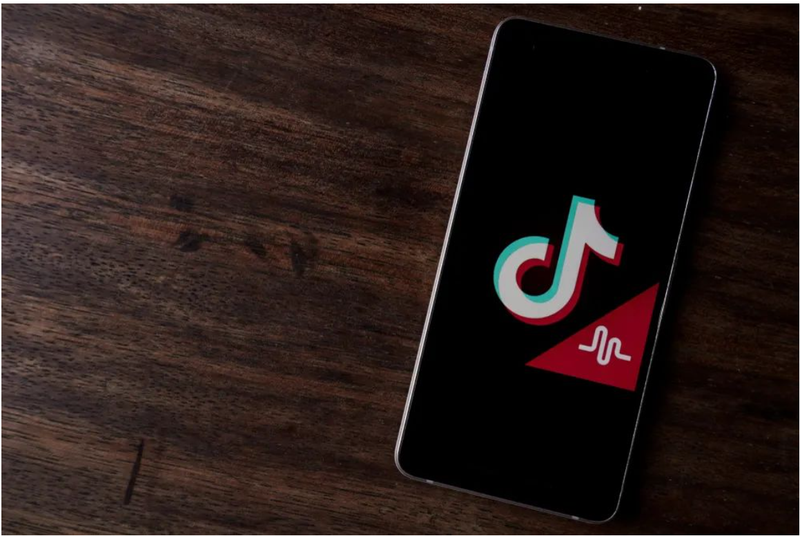 Конгресмени США вимагають від ByteDance відмовитися від TikTok протягом 165 днів. За перші шість тижнів цього року продажі iPhone у Китаї впали на 24% у річному обчисленні.